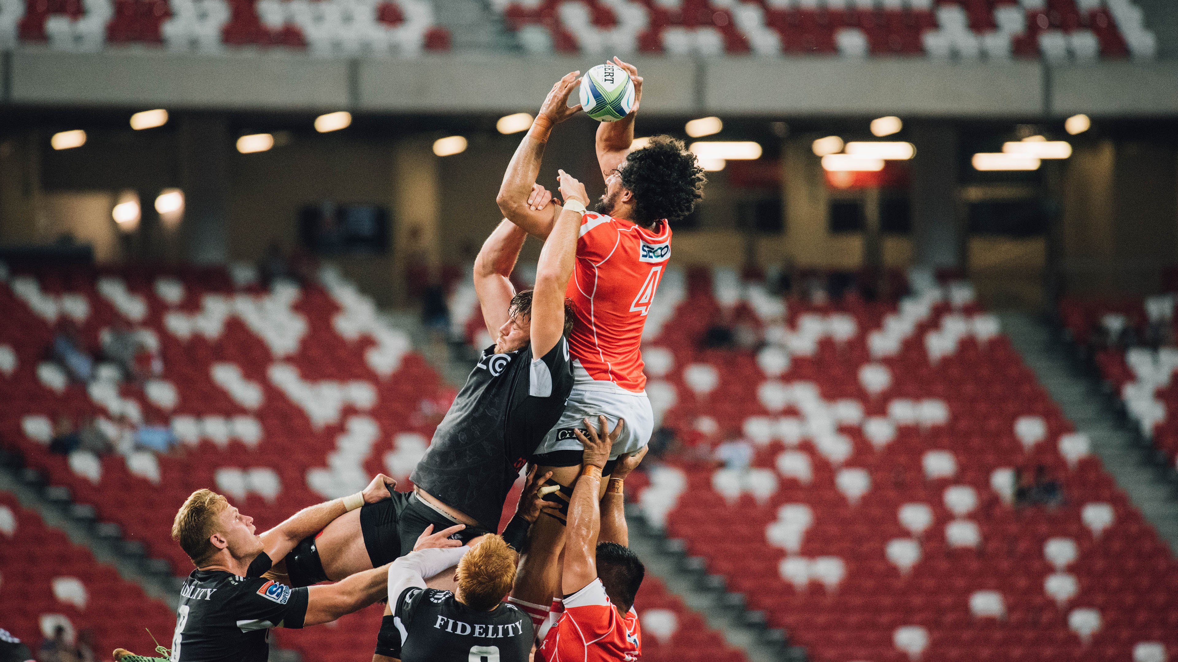 托桑·埃夫布奥姆万在NBA常规赛中首次亮相,埃托奥和布冯相视一笑